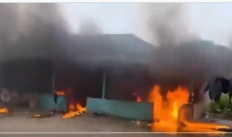 Crime : ఒకే మహిళ కోసం ఇద్దరు.. ఒకరు మృతి, మరొకరి ఇంటికి నిప్పు!