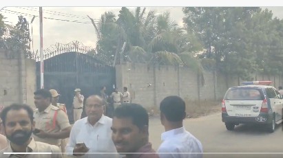 BRS  : ఎర్రవల్లిలో హైటెన్షన్.. కేటీఆర్, హరీశ్ సహా 14 మందిపై కేసు