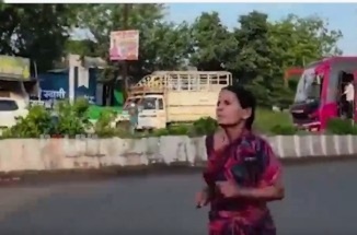 viral :  కూతురి చదువు కోసం ఓ తల్లి సాహసం.. చెప్పులు చేతబట్టుకుని!