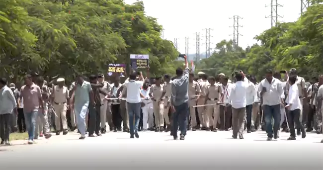 TG : ఎర్రవల్లిలో హైటెన్షన్.. కేసీఆర్ ఫామ్‌హౌస్‌ వైపు కాంగ్రెస్‌ శ్రేణుల దూకుడు!