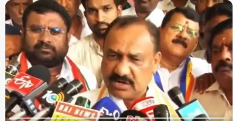 Congress : కేసీఆర్‌కు చెడు జరగాలని కుటుంబసభ్యులే కోరుకుంటున్నారు : టీపీసీసీ చీఫ్