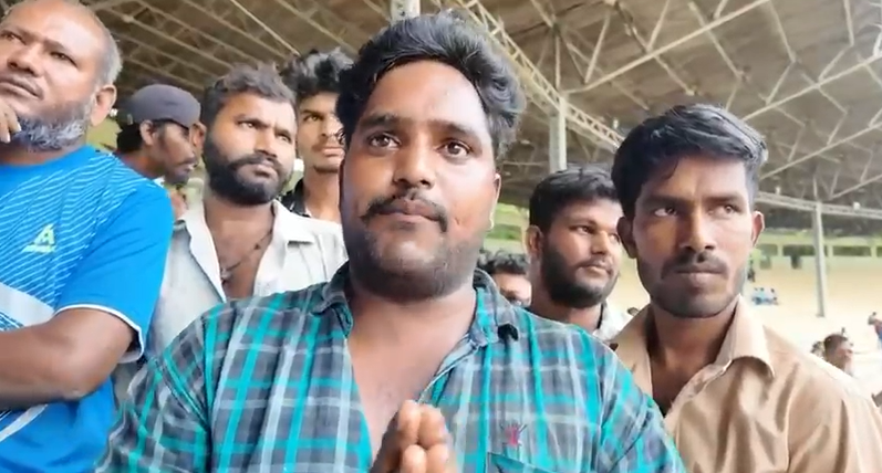 ఎల్బీ స్టేడియంలో జీహెచ్ఎంసీ కార్మికుల బంధీ.. తిండి, నీళ్లు లేక బాధితుల ఆవేదన!