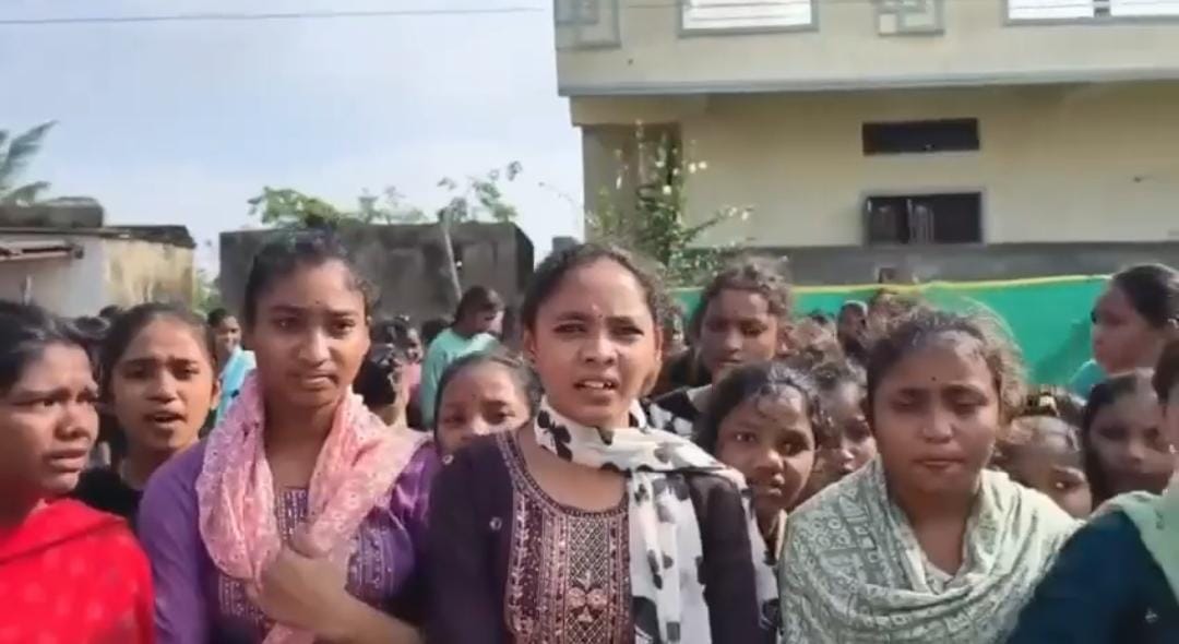 మంత్రి ఇలాకాలో దారుణ దుస్థితి.. నీళ్లు లేవని అడిగినందుకు విద్యార్థినులను కొట్టిన ప్రిన్సిపాల్!