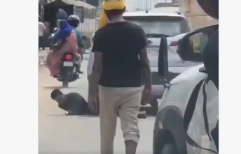 Crime : ప్రశ్నించినందుకు కారు మీదకు ఎక్కించి ఈడ్చుకెళ్లాడు (వైరల్)