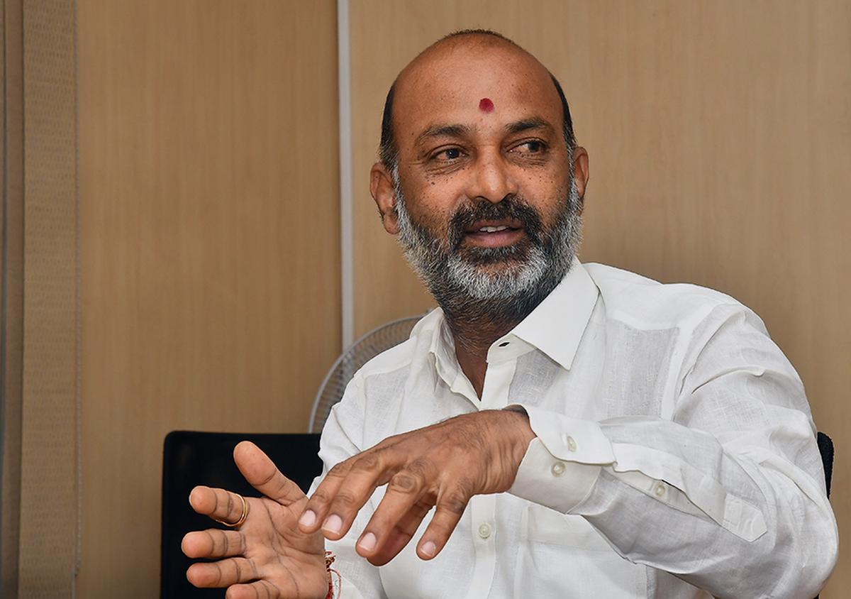 Bandi Sanjay : బెనిఫిట్స్ కోసం టీచర్లను ఇబ్బంది పెట్టడం సరికాదు : బండిసంజయ్