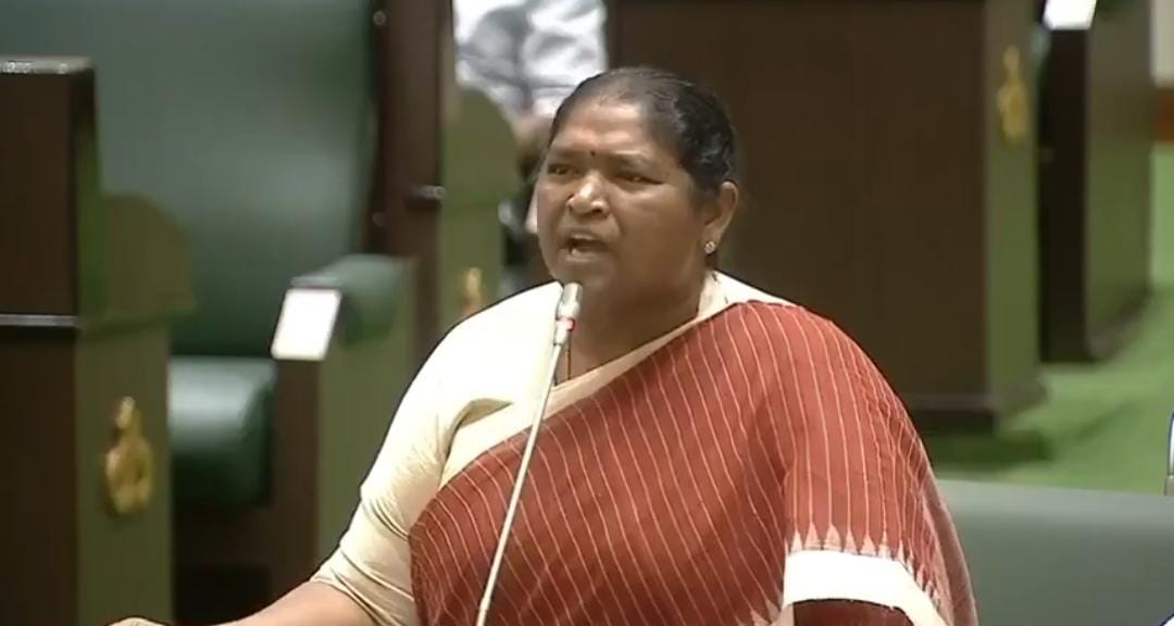 చీర నిజంగా లాగారా? మహిళా ఎమ్మెల్యేలు ఆత్మపరిశీలన చేసుకోవాలి: సీతక్క