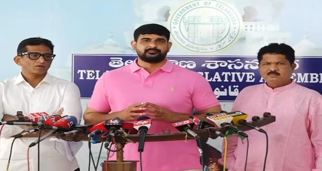అసెంబ్లీ వద్ద బీఆర్ఎస్ ఎమ్మెల్యేల ఆగ్రహం.. రేవంత్ ప్రభుత్వంపై కౌశిక్ రెడ్డి, డాక్టర్ సంజయ్ నిప్పులు!