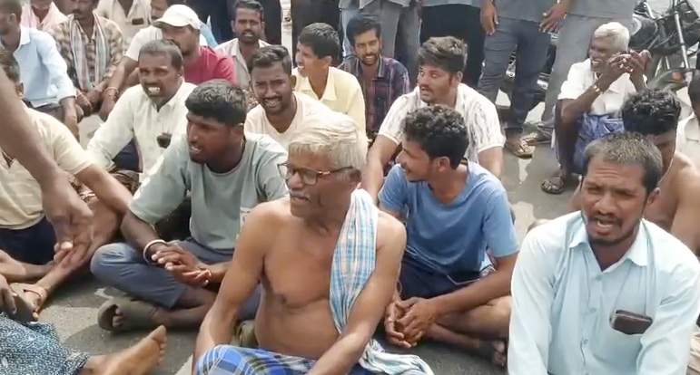24 గంటల కరెంట్ ఏదీ?.. రేవంత్ రెడ్డి స్వగ్రామంలో రైతుల మెరుపు ధర్నా..!