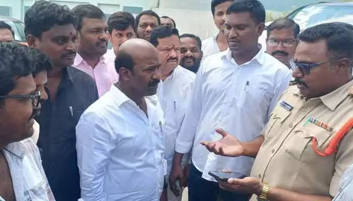Nakrekal: సీఎం పర్యటన నేపథ్యంలో ఉద్రిక్తత.. నకిరేకల్‌లో మాజీ ఎమ్మెల్యే హౌస్ అరెస్ట్!..