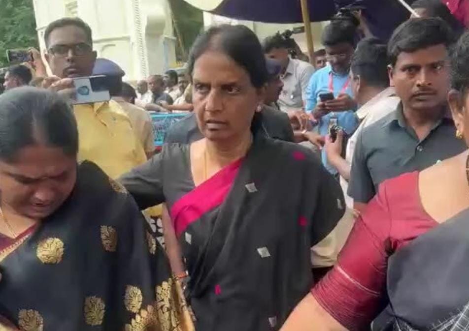 మహిళా ఎమ్మెల్యేలపై దాడికి స్పందన ఏది?.. సబితమ్మ, సునీతమ్మ ఫైర్!