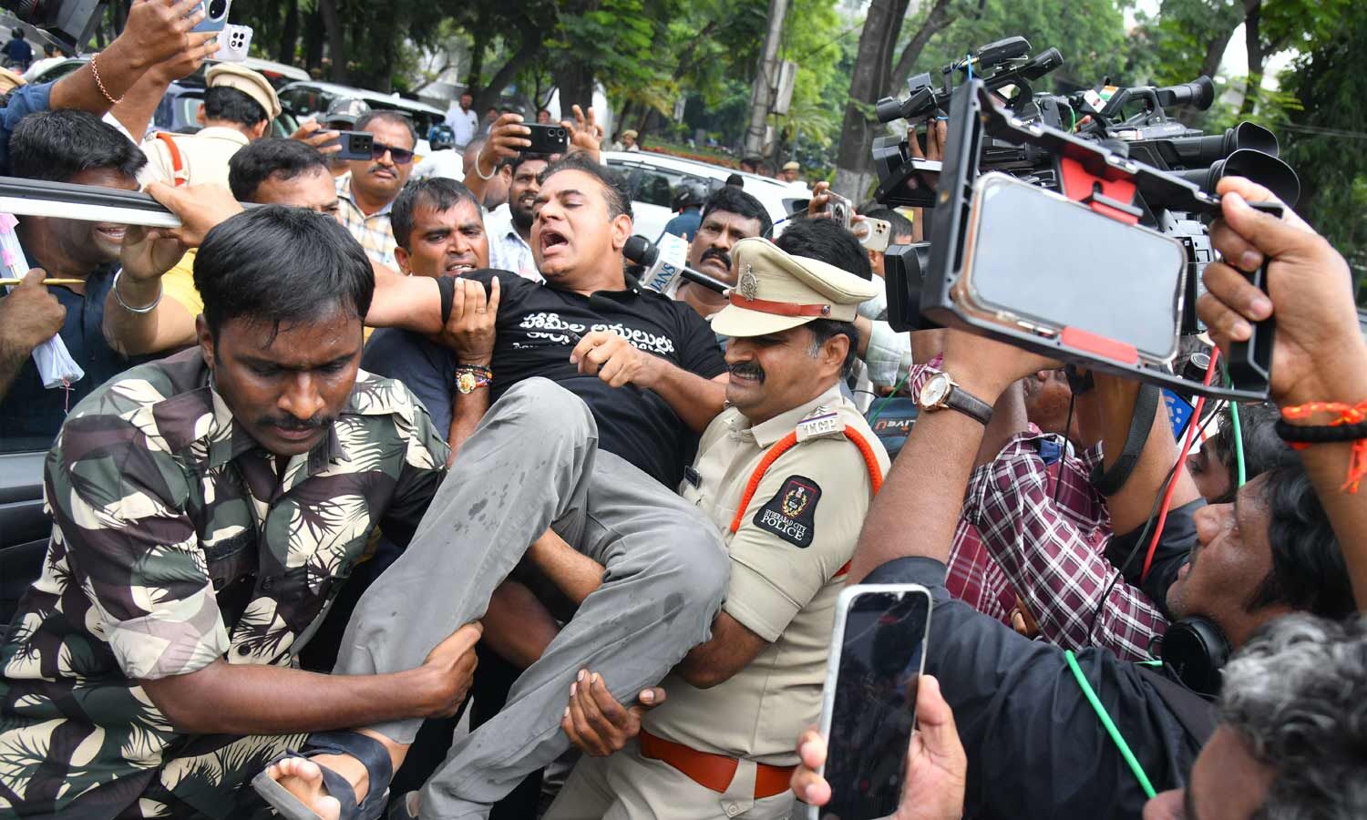 BRS : కేటీఆర్‌‌కు దెబ్బ మీద దెబ్బ.. పీఆర్వో, పీఏ మీద కేసు