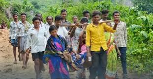 Odisha: ఏజెన్సీలో ఆగని గిరిజనుల అవస్థలు.. ప్రాణాల కోసం తప్పని పరుగులు!!..