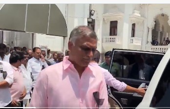 BRS : కేసీఆర్  ఇంటికి హుటాహుటిన కేటీఆర్, హరీశ్ రావు.. ఏం జరిగింది?